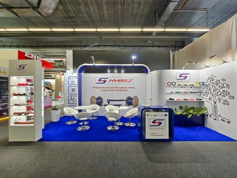 Stoisko SH HYBSZ na targach Automechanika Frankfurt 2026 — ścianka z logo, strefa rozmów i gablota z kablami spiralnymi